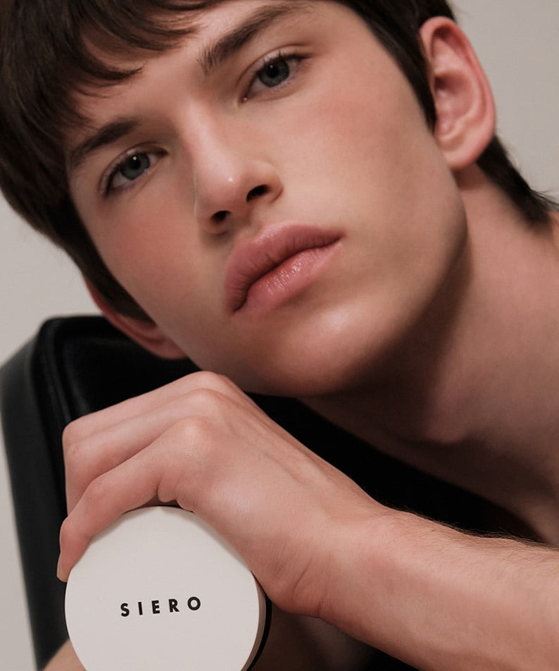 Model holding COSIERO Coco Aqua Black Cushion