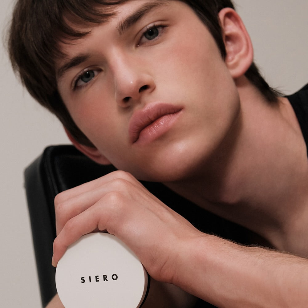 Model holding COSIERO Coco Aqua Black Cushion