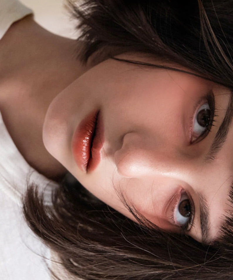 Woman wearing COSIERO Vivid Lip Marker for a natural lip tint