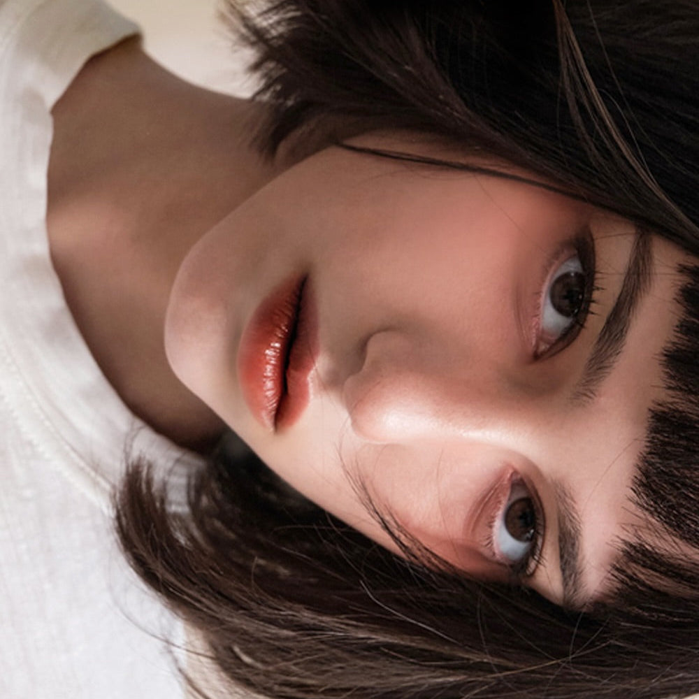 Woman wearing COSIERO Vivid Lip Marker for a natural lip tint