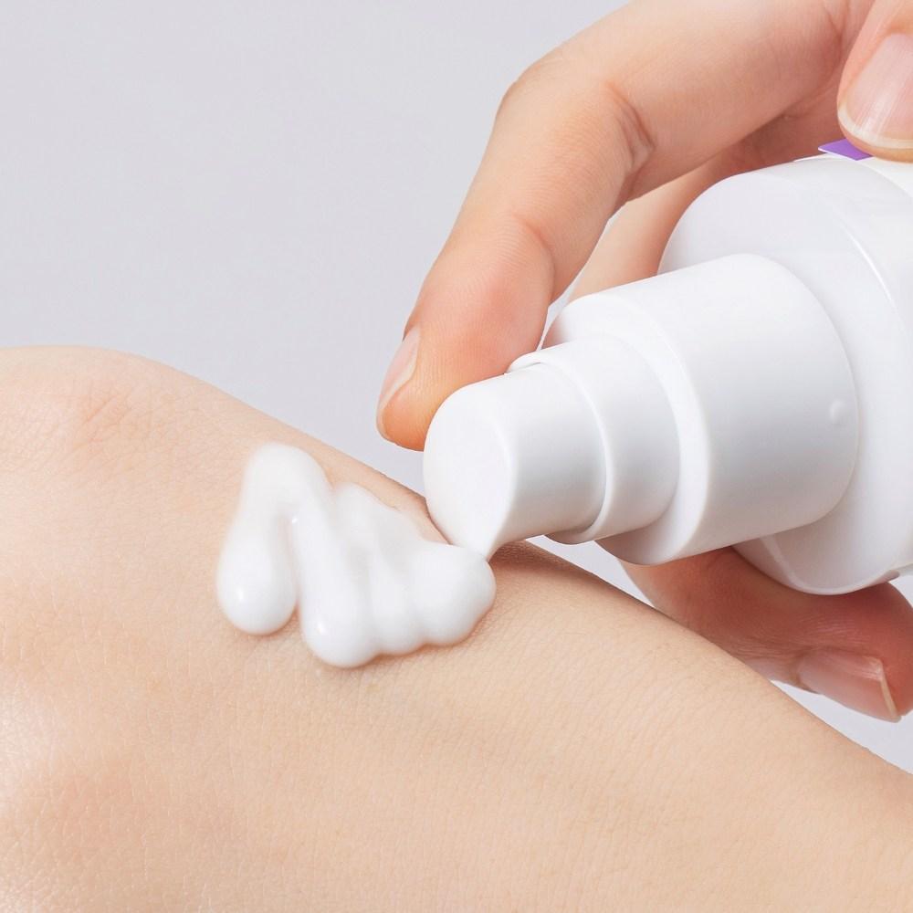 Applying COSNORI Panthenol Barrier Emulsion 150ml on skin for hydration.