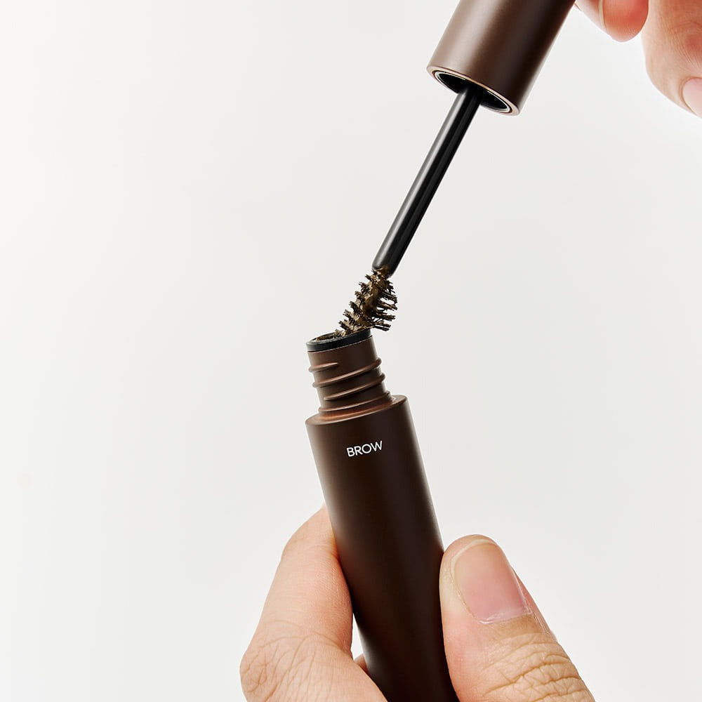 Close-up view of DASHU Daily Dual Hair Cover Mascara in use, showcasing precise brow coverage.