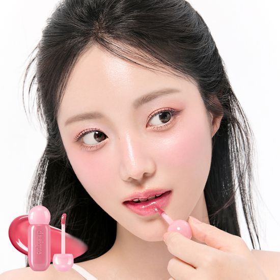 Model applying DASIQE Dewy Glow Tint for a natural dewy look with pink tint.