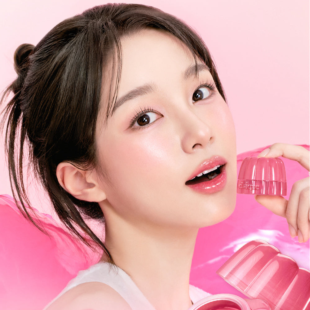 Model showcasing DASIQUE Chewing Glow Pot with a glowing complexion, emphasizing beauty and radiance.