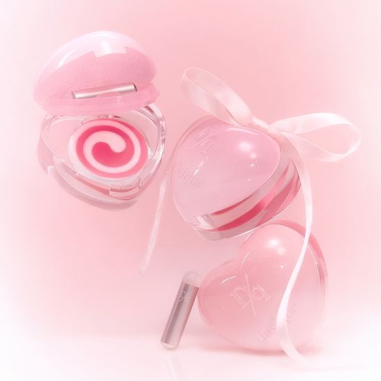 DASIQUE Daisy Candy Rolling Pot in heart-shaped compact, featuring a pink swirl design, perfect for a stylish cosmetics collection.