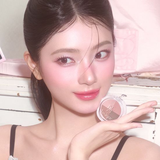 Model showcasing a makeup look with DASIQUE Multi Quad Shadow, highlighting its natural blendability and versatile shades.