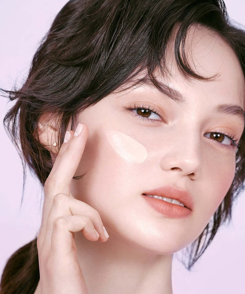 Model applying DEAR DAHLIA Prime Layer Blurring Primer for smooth and flawless skin