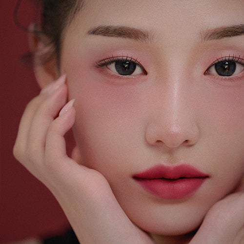Model wearing DINTO Blurring Lip Veil showcasing soft, blurred lips with a natural, smooth finish.