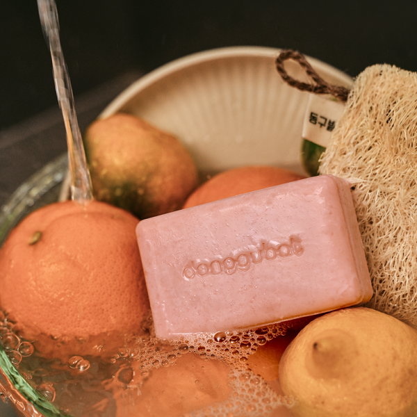 DONGGUBAT Blooming Jaungo Washing Bar 80g with citrus fruits in water