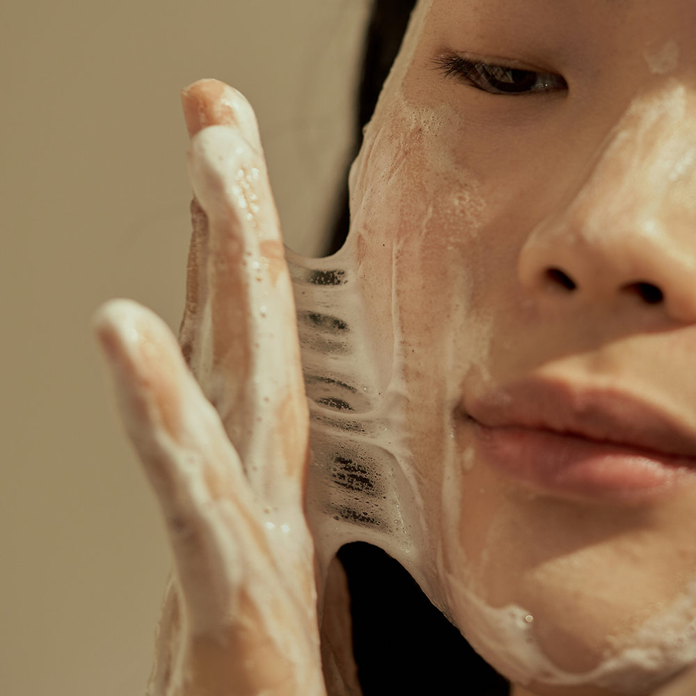 Applying DONGGUBAT Field Ampoule Washing Bar Kelp Foam Cleansing on face