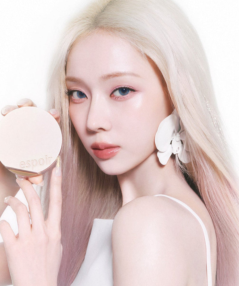 Model holding ESPOIR BE GLOW VOLUME CUSHION SPF42 PA+++ in elegant packaging