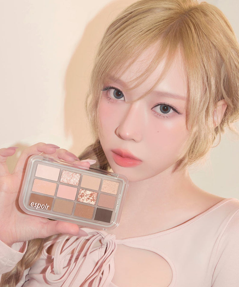 Person holding ESPOIR Eye Core Palette showcasing eyeshadow shades.