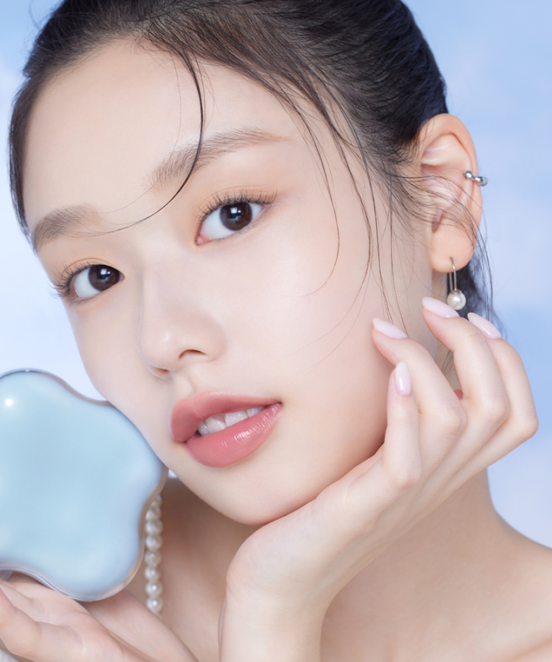 Model holding ETUDE Cloud Filter Cushion SPF42/PA+++ 15g, showcasing radiant skin with soft cloud packaging