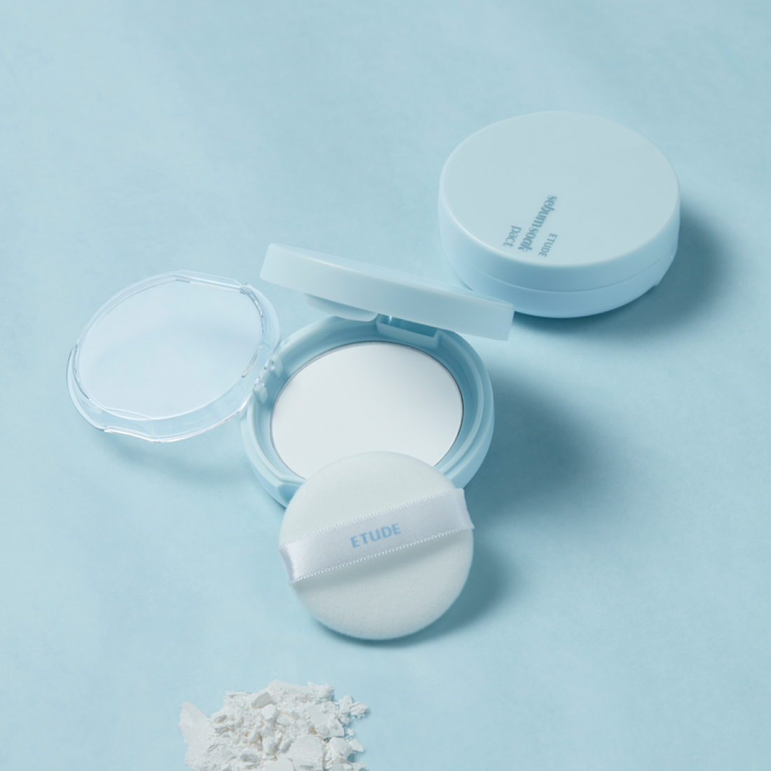 ETUDE Fiji Ssok Pact 9.5g open compact on blue background with makeup powder and applicator