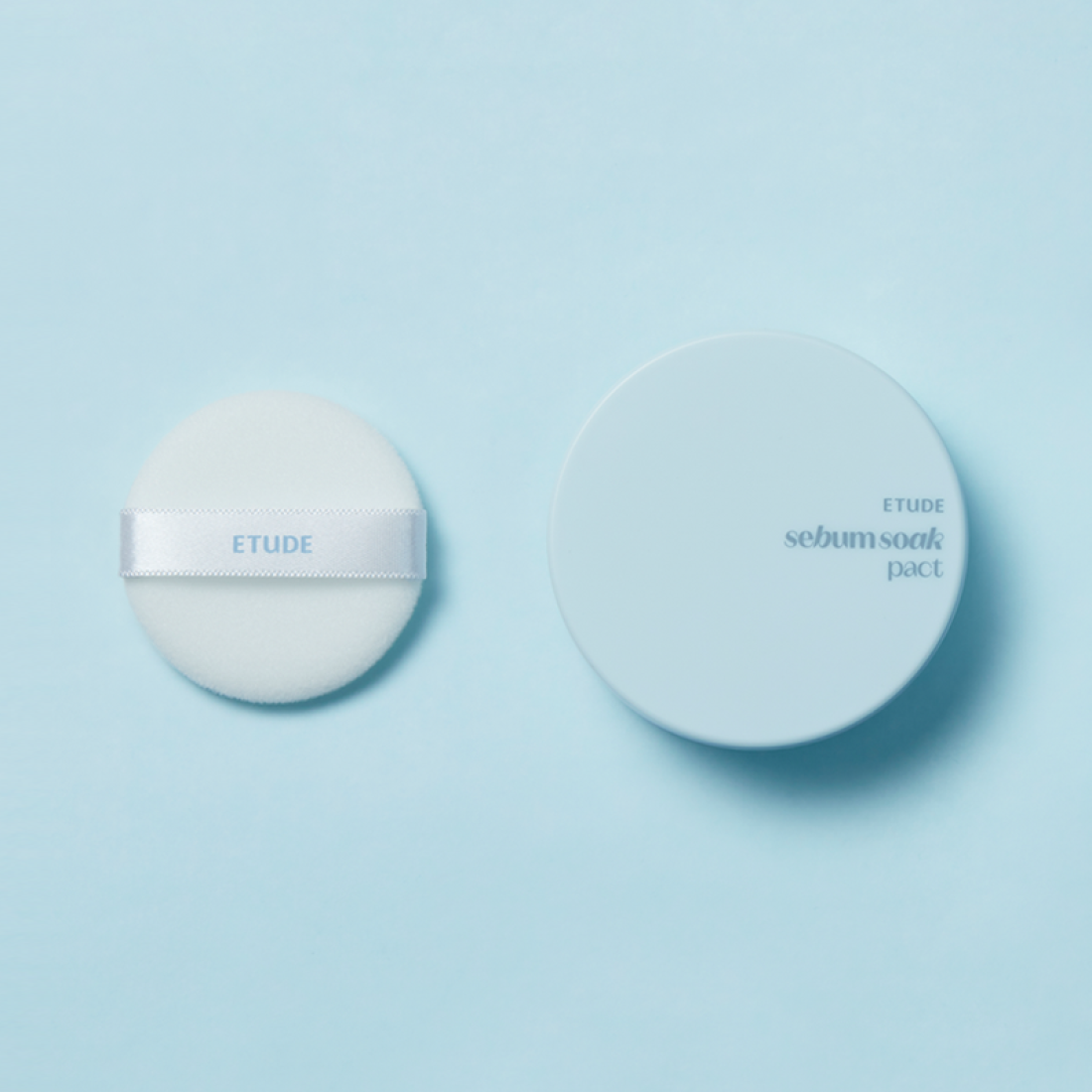 ETUDE Fiji Ssok Pact 9.5g on blue background with applicator sponge for flawless makeup application and oil control.