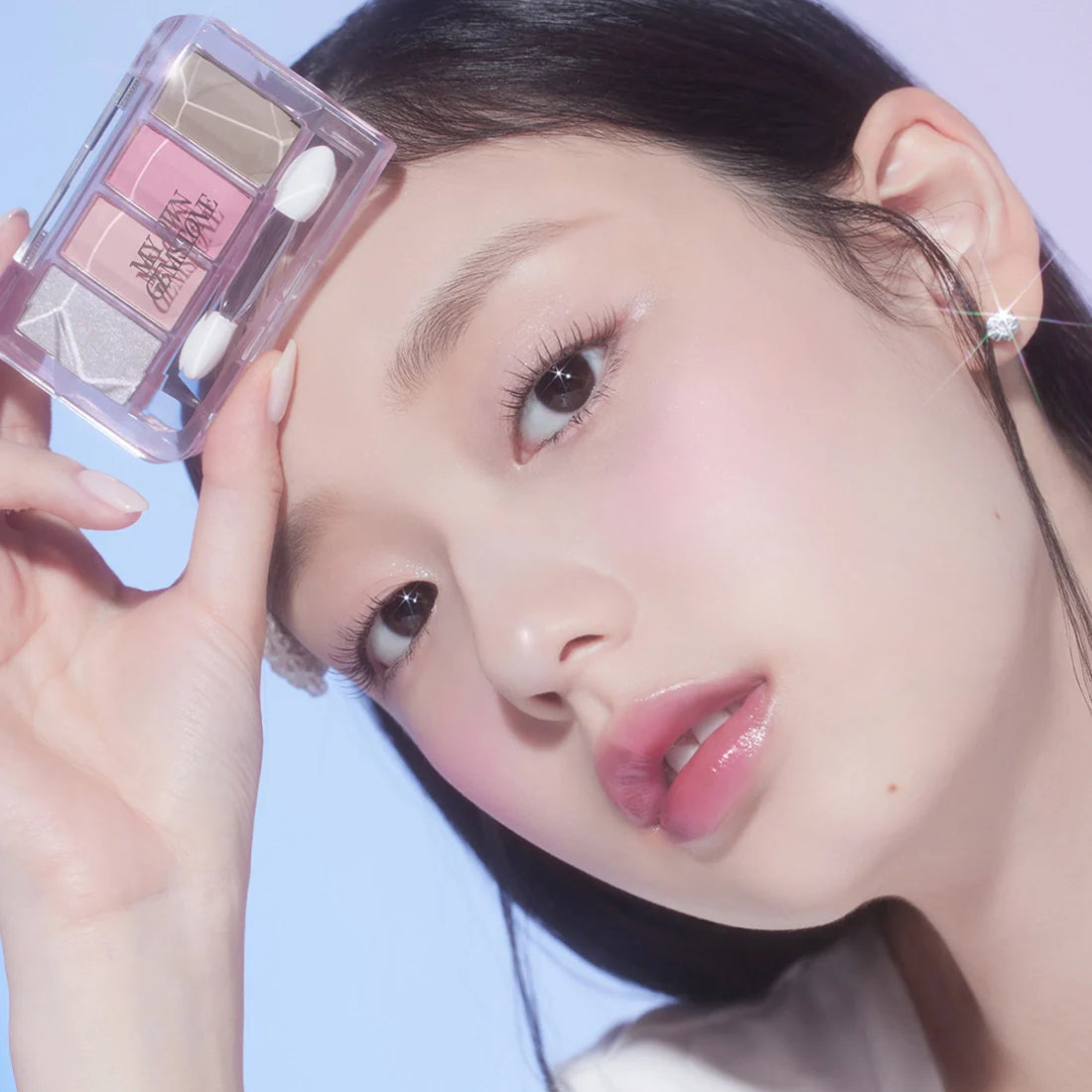 Model showcasing ETUDE Play Color Eyes Mini [Jamstone New Year Collection] eyeshadow palette