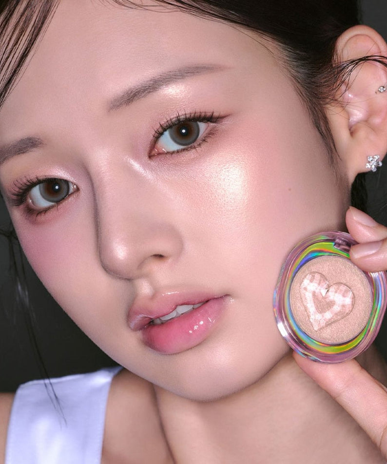 Model showcasing ETUDE Shooting Beam Highlighter 3g for radiant skin look