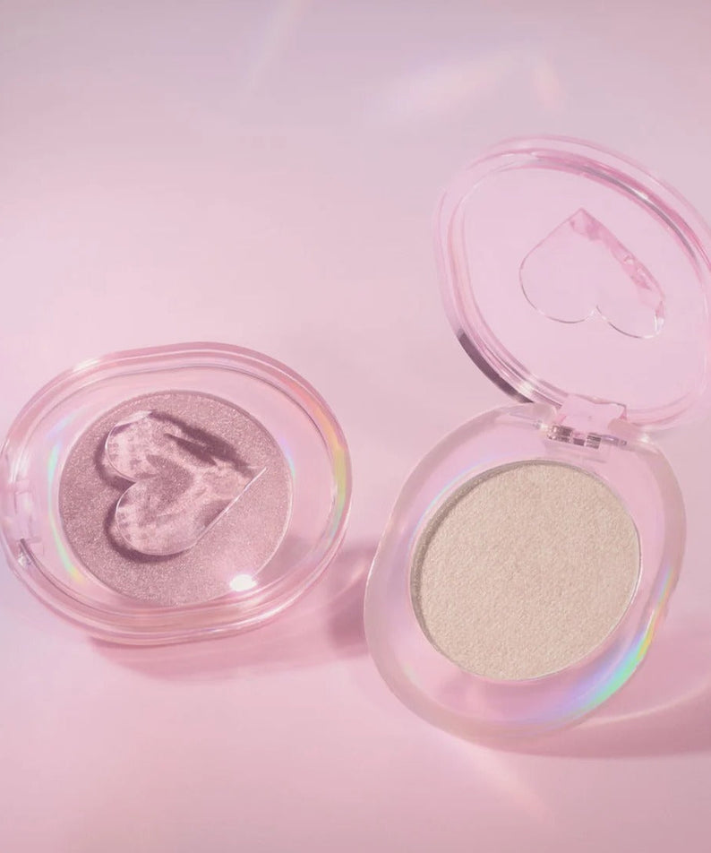 ETUDE Shooting Beam Highlighter 3g in open compact case with heart design on pink background