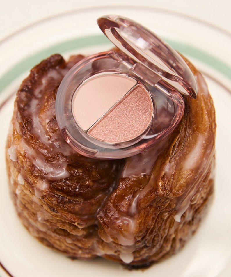 ETUDE What's in My Eyes Cafe Double eyeshadow on pastry