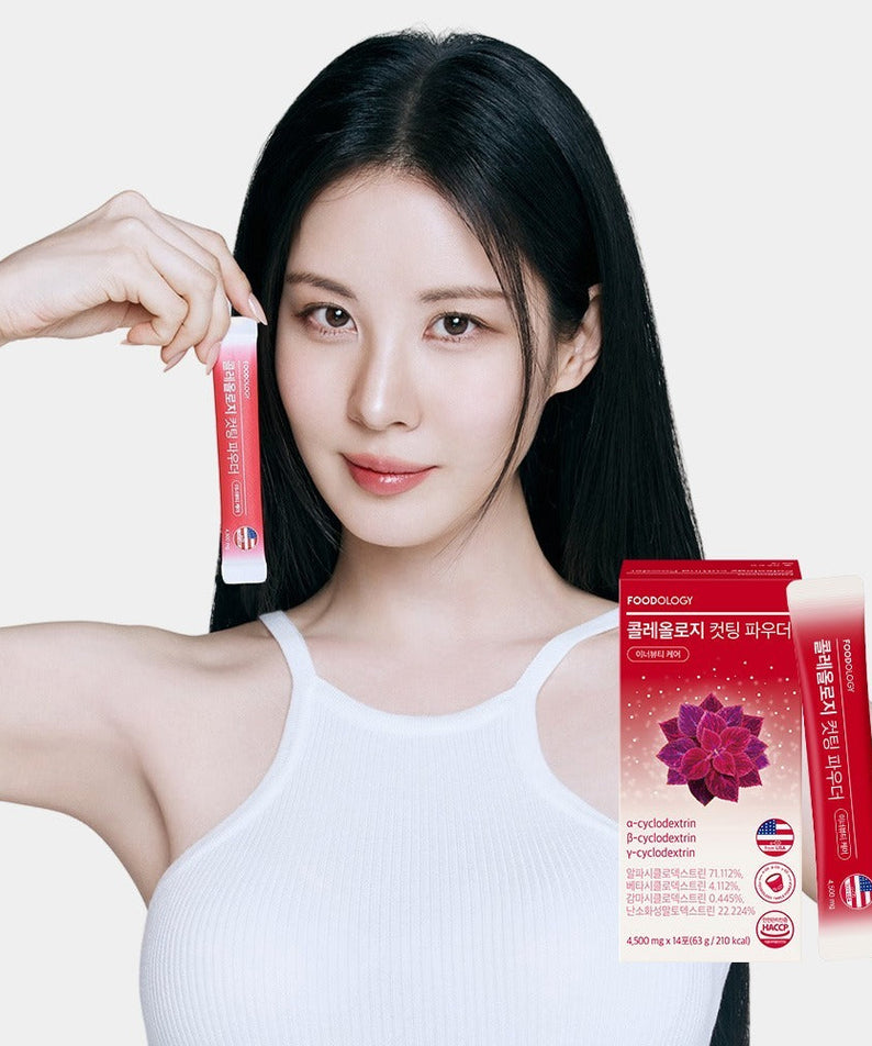 Woman holding FOODOLOGY Cutting Powder sachet next to packaging box