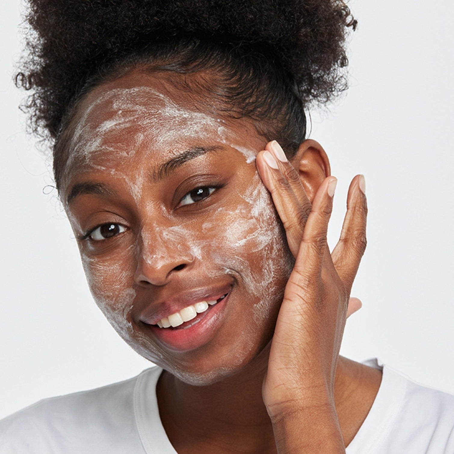 Woman using GENABELLE Pink Clound Cleansing Foam 150ml on her face