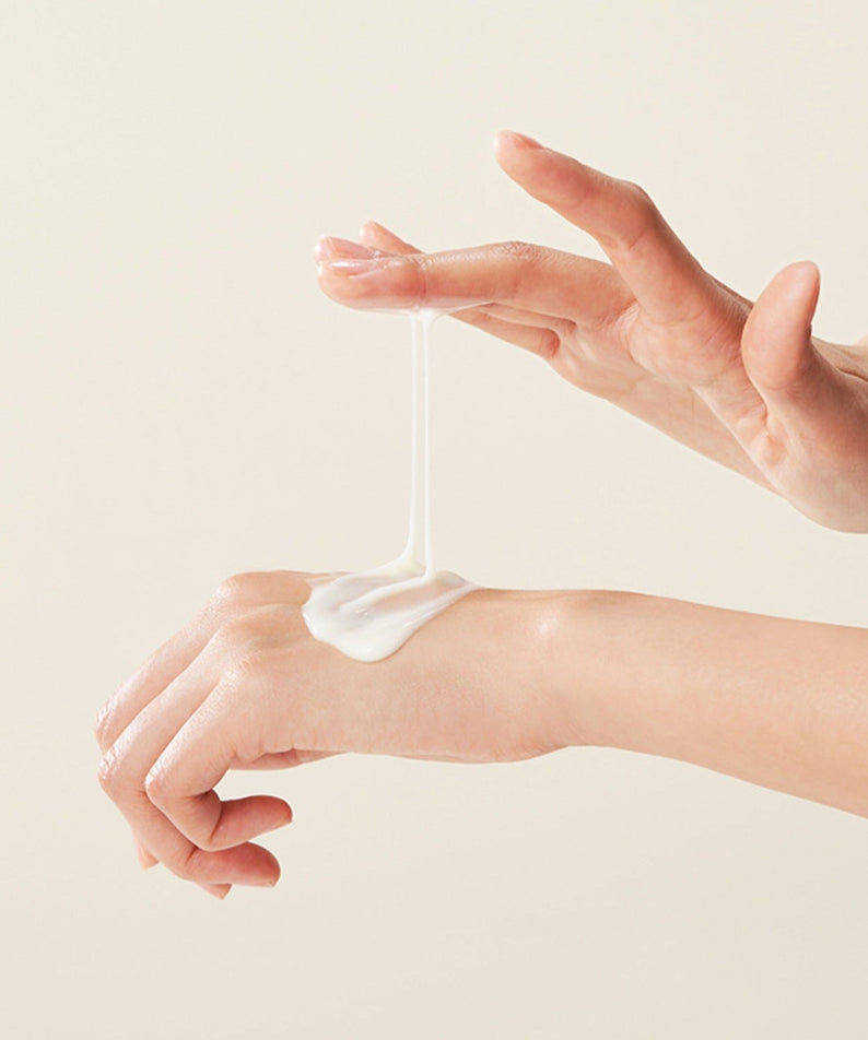 Applying GENABELLE Squalane 53 Deep Moisture Serum 30ml to hand for deep hydration skincare routine.