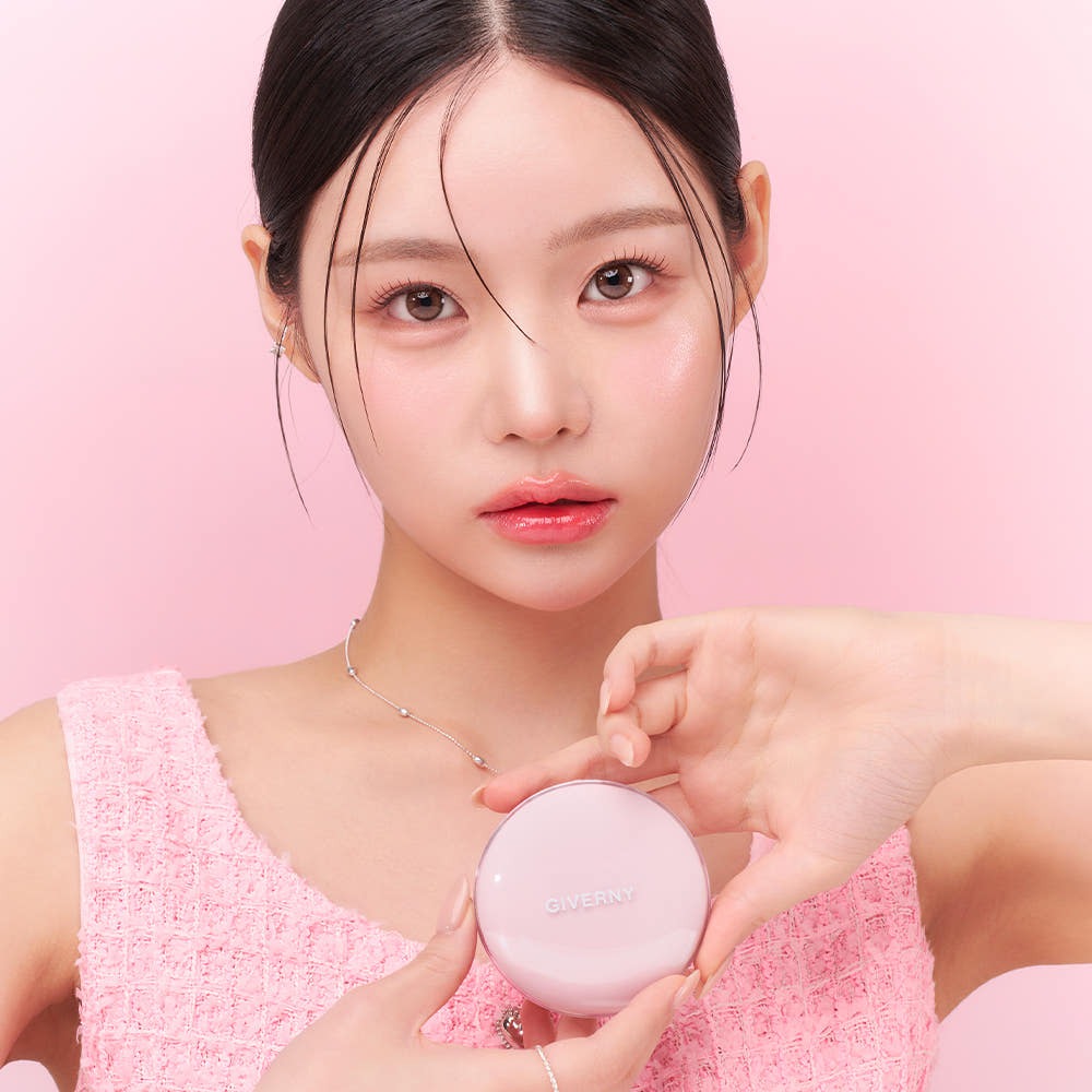Model holding GIVERNY Dewy Glassy Cushion 13gX2 (Main Product + Refill) (SPF 50+ PA+++) compact against pink background