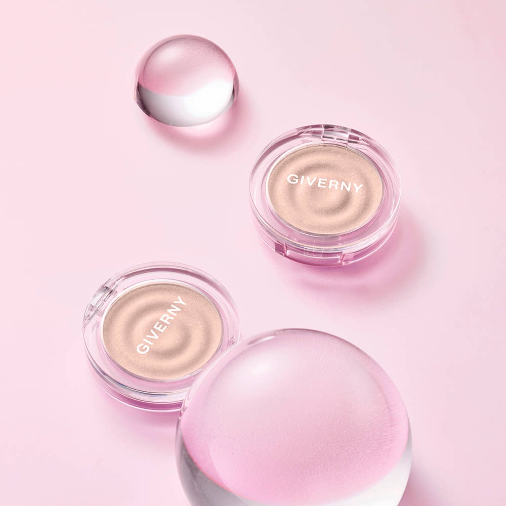 GIVERNY Dewy Voluming Highlighter 3g in packaging with pink background, showcasing the product's sleek design and voluminous effect