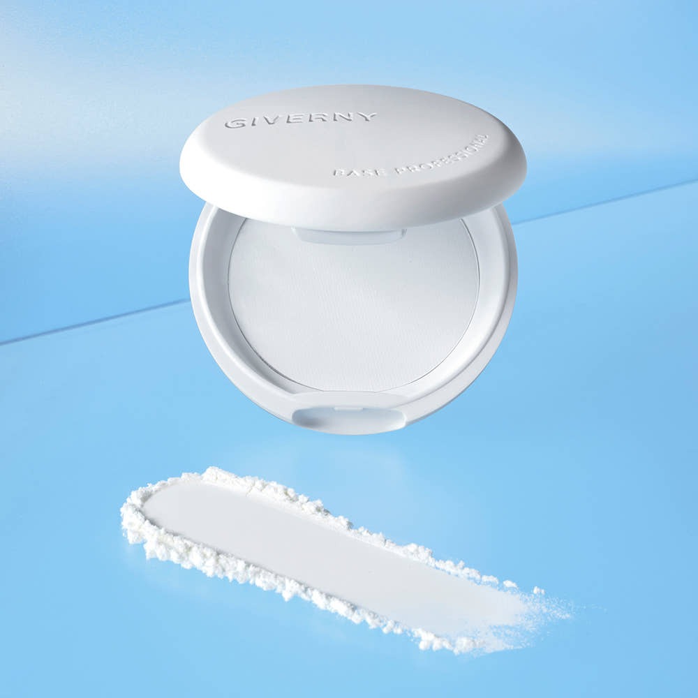 GIVERNY Milchak Setting Powder 6g in compact case on a blue background