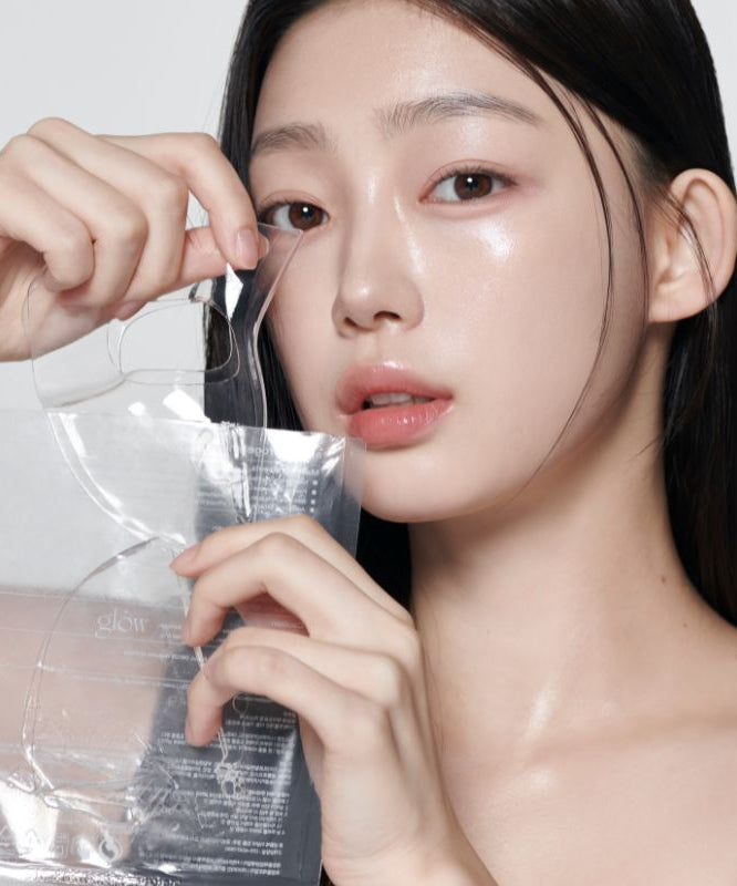 Model applying GLOW Aloe Hydrogel Mask Pack 3ea for radiant skin care.