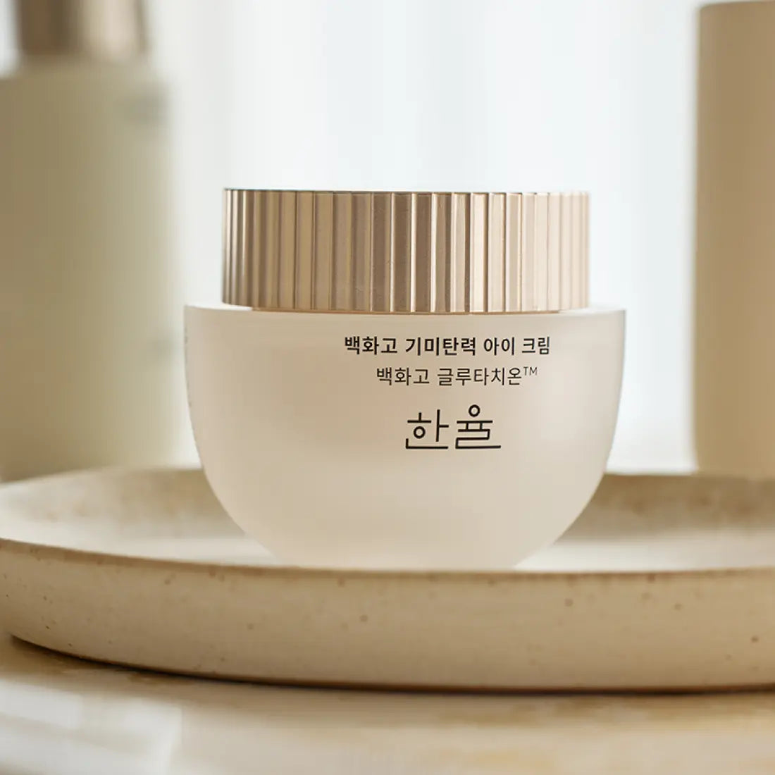 HANYUL Baekhwago Gimitanryuk Eye Cream 25ml in elegant packaging on a tray