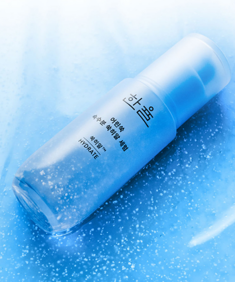 HANYUL Young Artemisia Extract Moisturizing Serum 40ml bottle on a blue textured background