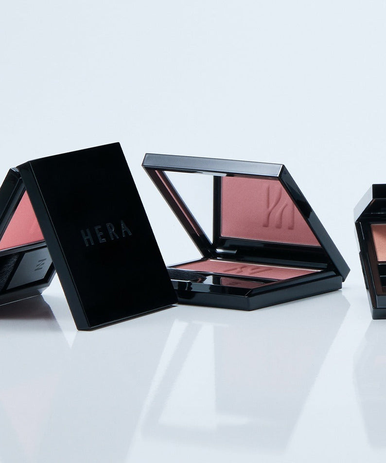 HERA Hera Blush 5.5g in sleek black packaging, showcasing open and closed compact view.