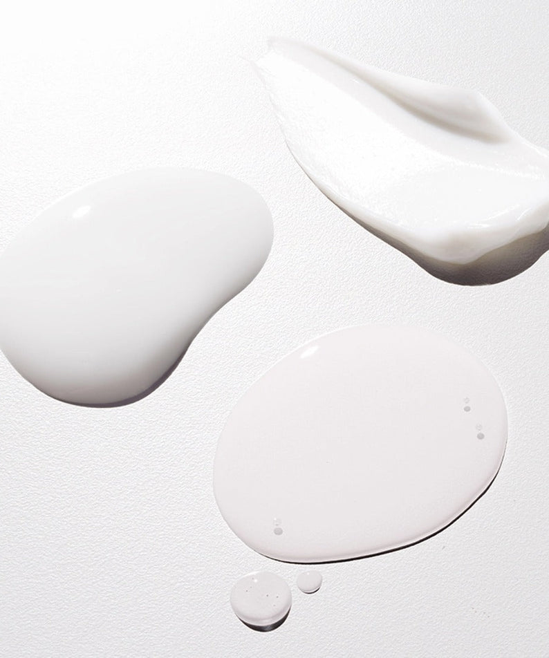 Texture of HERA Hydro-Dew Plumping Ampoule 50ml showing creamy and liquid formula on white background