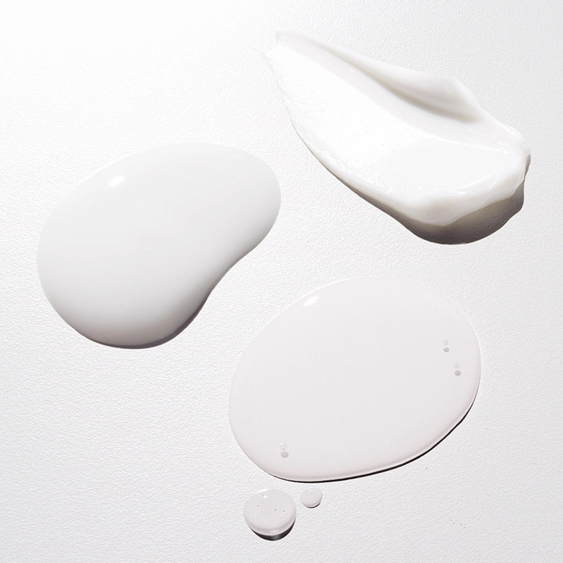 Texture of HERA Hydro-Dew Plumping Ampoule 50ml showing creamy and liquid formula on white background