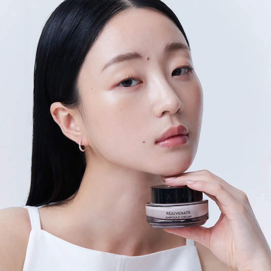 Woman holding HERA Rejuvanate Ampoule Cream 50ml product