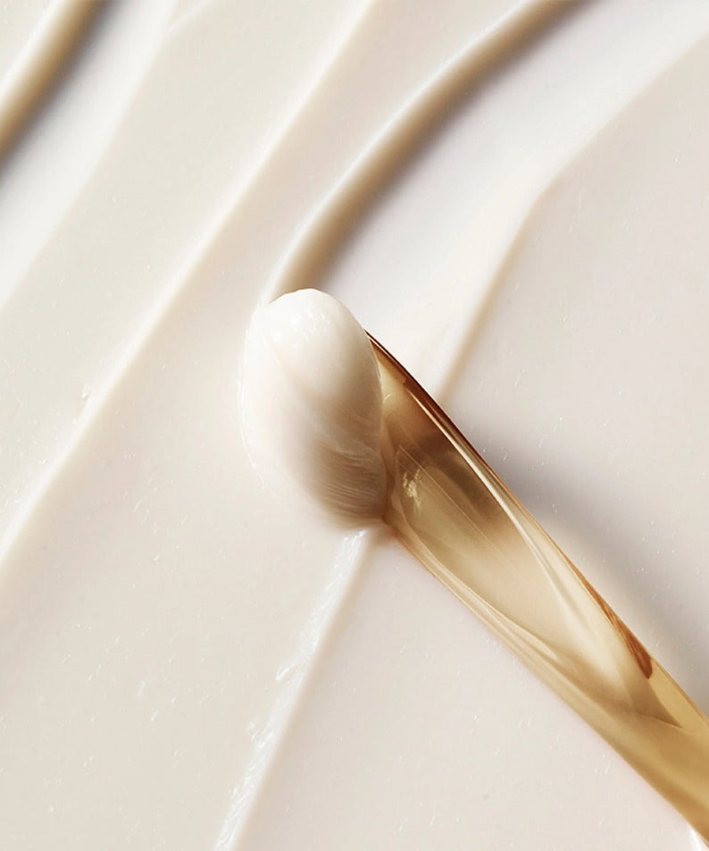 Texture of HERA Signa Youth Firming Eye Cream 30ml with applicator