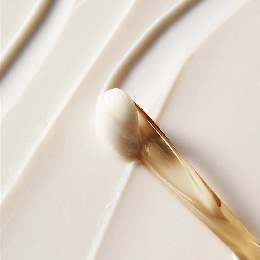 Texture of HERA Signa Youth Firming Eye Cream 30ml with applicator