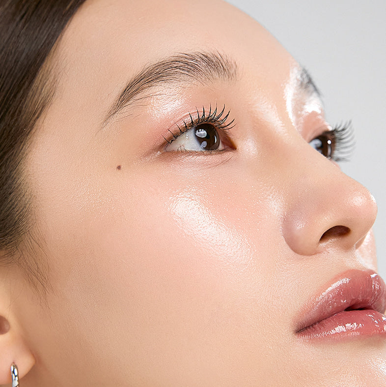 Close-up of woman with radiant skin using HIDIFF Royal Finish Cream 80ml for a flawless and luminous complexion.