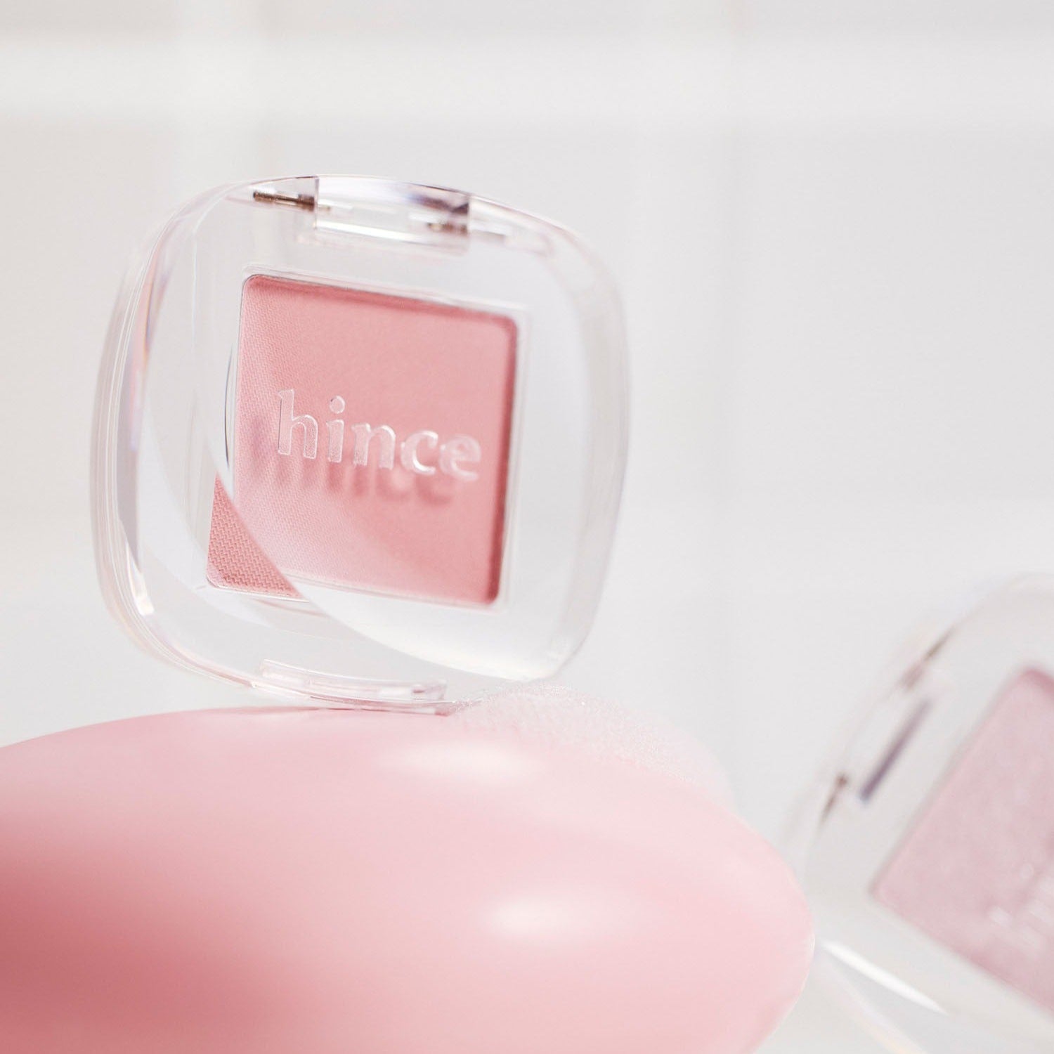 HINCE Single Eyeshadow in soft pink shade with clear compact, showcasing premium makeup for vibrant and lasting eye color application.