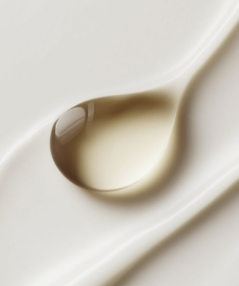 HOLITUAL Ultra Nourishing Advanced Cream texture detail with a glossy droplet. Optimal hydration and nourishment for skin.