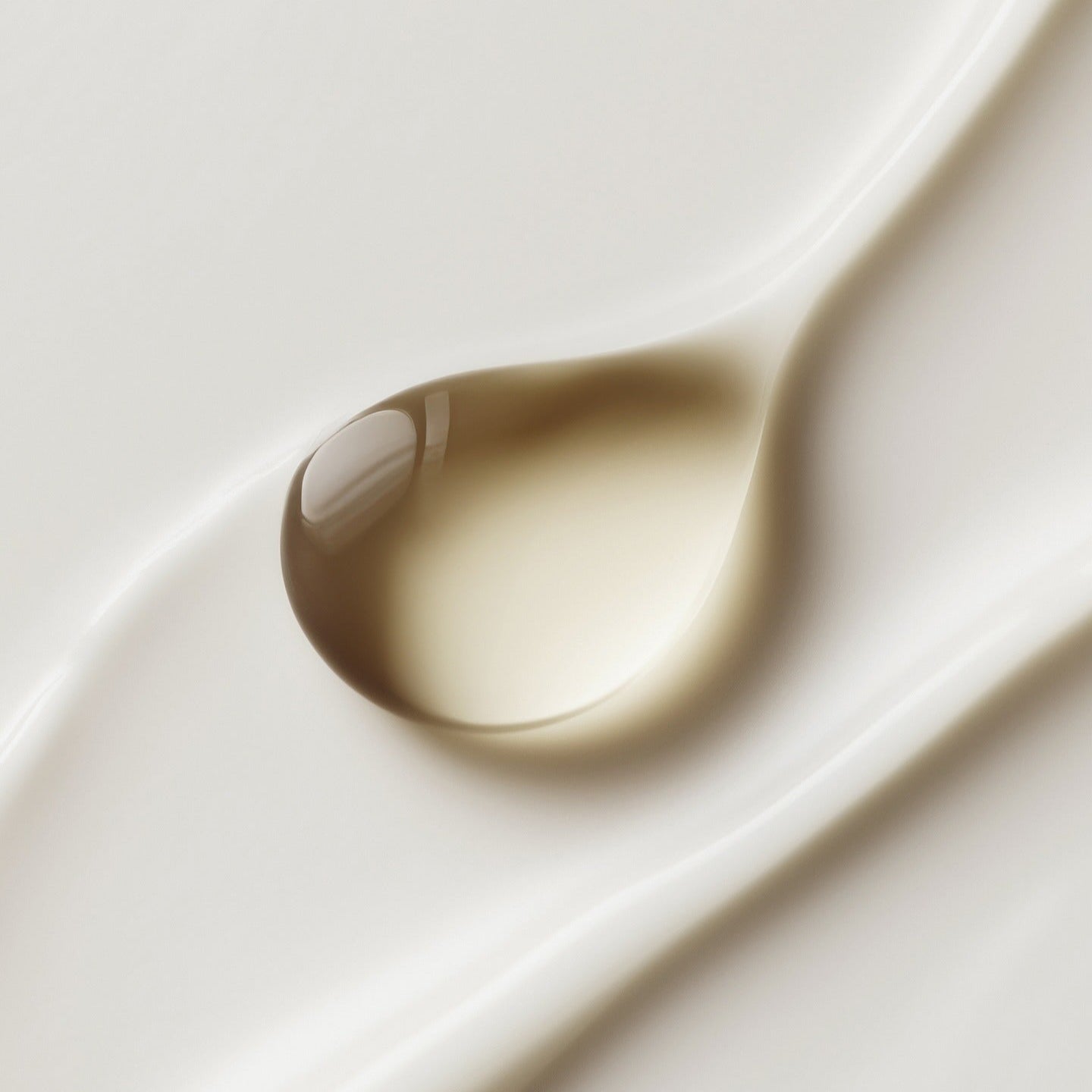 HOLITUAL Ultra Nourishing Advanced Cream texture detail with a glossy droplet. Optimal hydration and nourishment for skin.