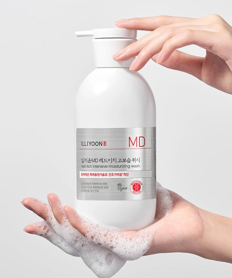 Hands holding ILLIYOON Redich High Moisture Wash 470g bottle with foam, showcasing product packaging.