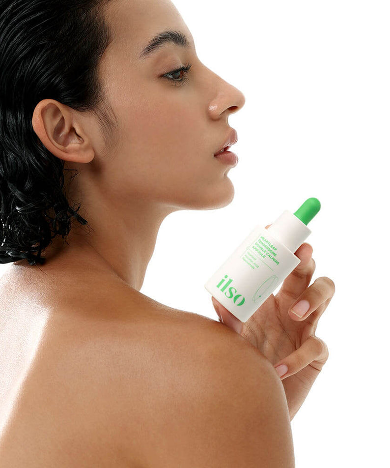 Model holding ILSO Eoseongcho Tenderjom Double Calming Ampoule 30ml with green dropper