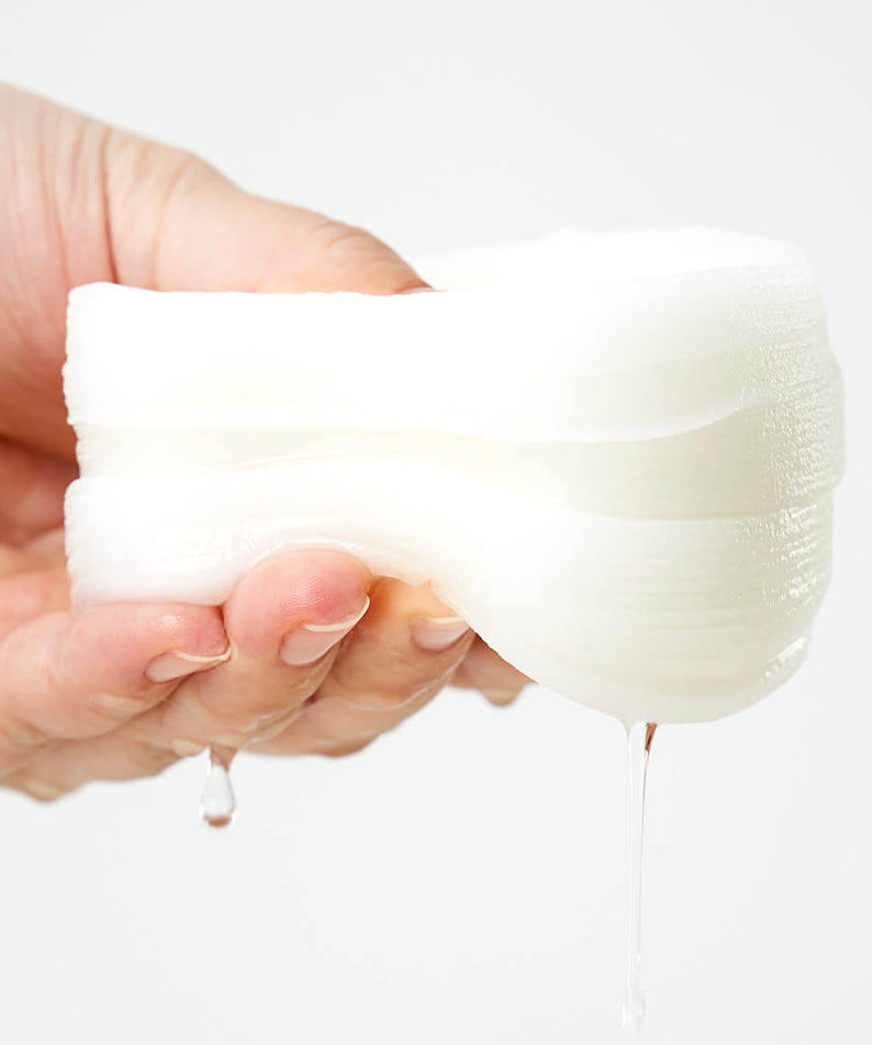 Hand squeezing ILSO Eoseongcho Tenderjom Double Calming Pad 60 sheets with liquid dripping