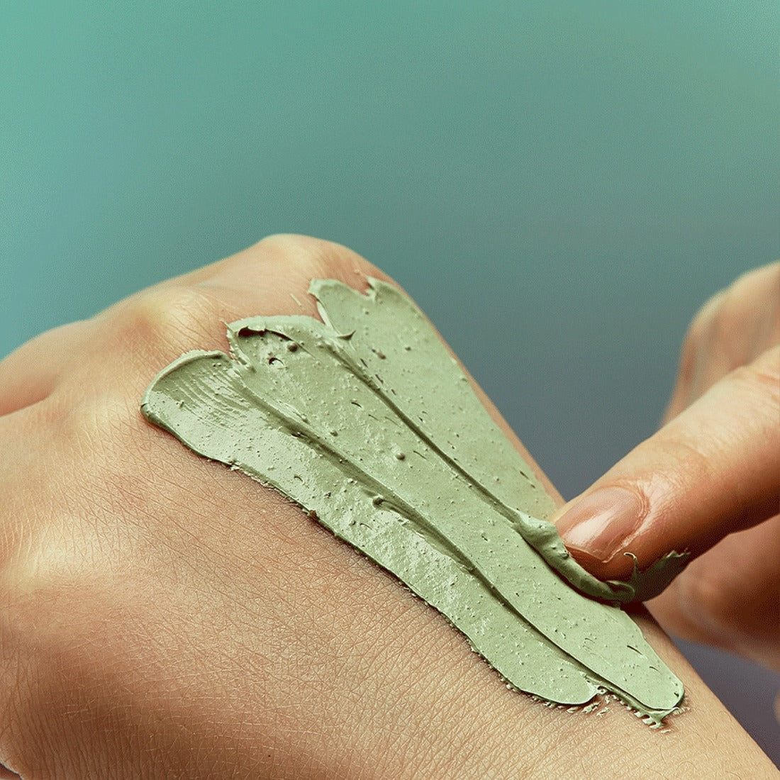 Applying INNISFREE Super Volcanic Pore Clay Mask #Cool Mint Chocolate 100ml on skin for pore cleansing and smoothness.