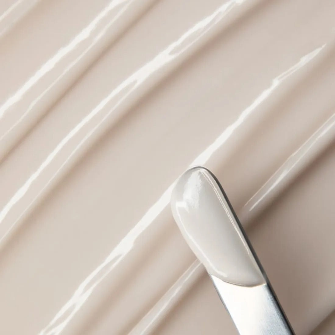 Texture and application of IOPE XMD Stem3 Clinical Recovery Cream 50ml with smooth spreading effect.