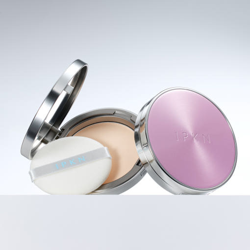 IPKN Perfume Powder 12.5 Pack 15g compact with puff and open lid showcasing product texture.