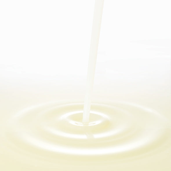 Texture of IT'S SKIN Glutathione Shot B3 Serum 30ml liquid flowing and creating ripples