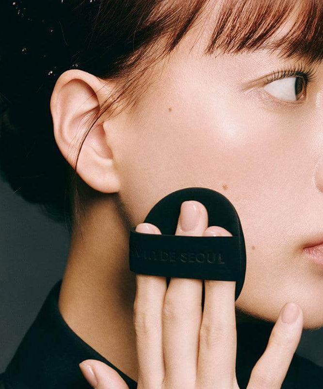 Applying JAVIN DE SEOUL Wink Cushion Glow 16g for a radiant complexion